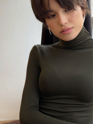 MUSSONY Lyocell Turtleneck in Dark Green — fitted turtleneck in 95% lyocell, look 4