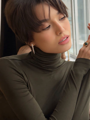 MUSSONY Lyocell Turtleneck in Dark Green — fitted turtleneck in 95% lyocell, look 6