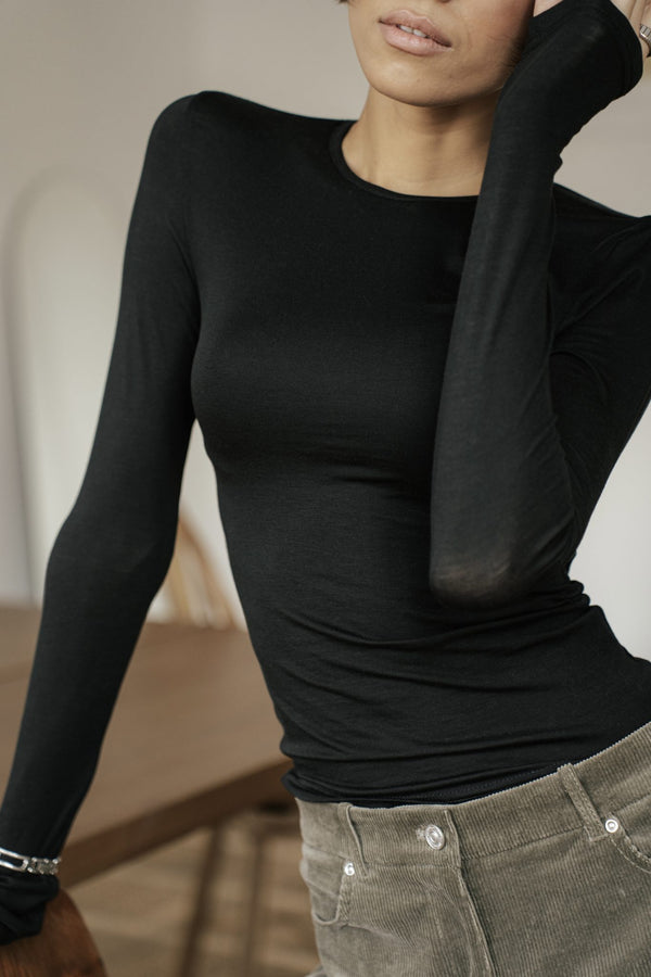 MUSSONY Lyocell Long Sleeve in Black — fitted long-sleeve top in 95% lyocell, look 1