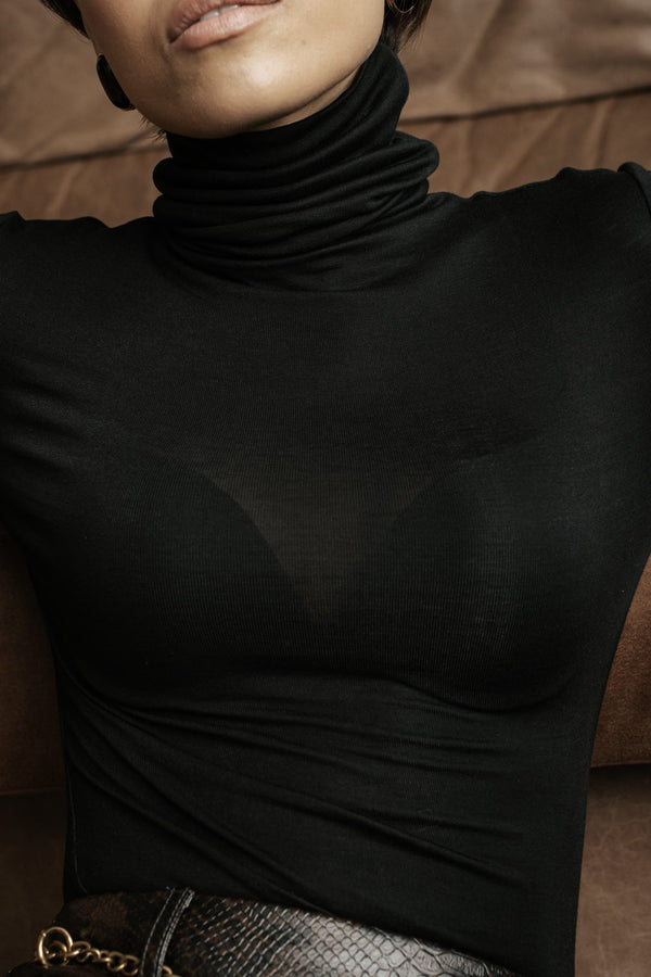 MUSSONY Lyocell Turtleneck in Black — fitted turtleneck in 95% lyocell, look 7