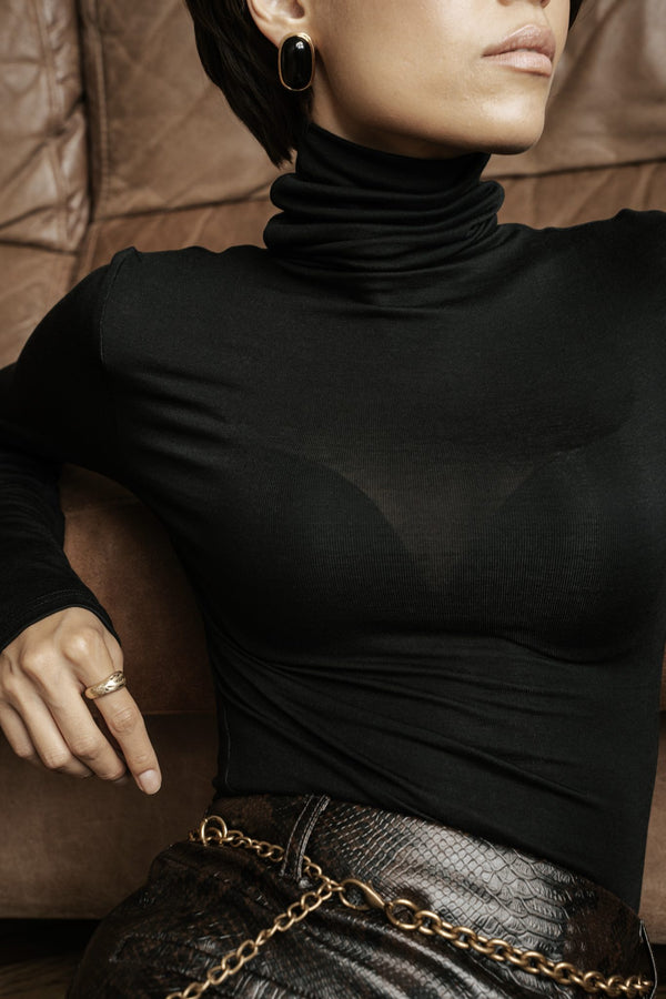 MUSSONY Lyocell Turtleneck in Black — fitted turtleneck in 95% lyocell, look 8