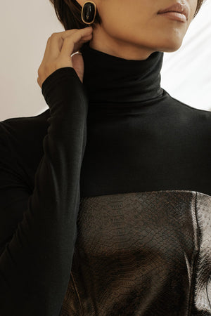 MUSSONY Lyocell Turtleneck in Black — fitted turtleneck in 95% lyocell, look 4