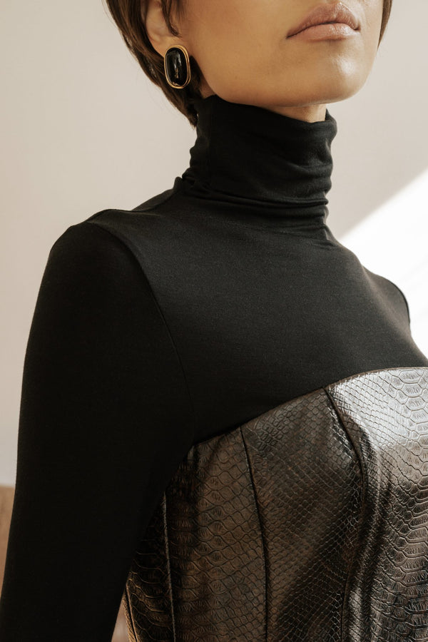 MUSSONY Lyocell Turtleneck in Black — fitted turtleneck in 95% lyocell, look 5