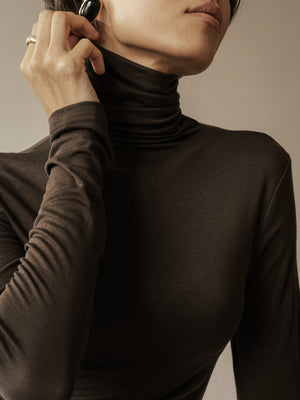 MUSSONY Lyocell Turtleneck in Brown — fitted turtleneck in 95% lyocell, look 8