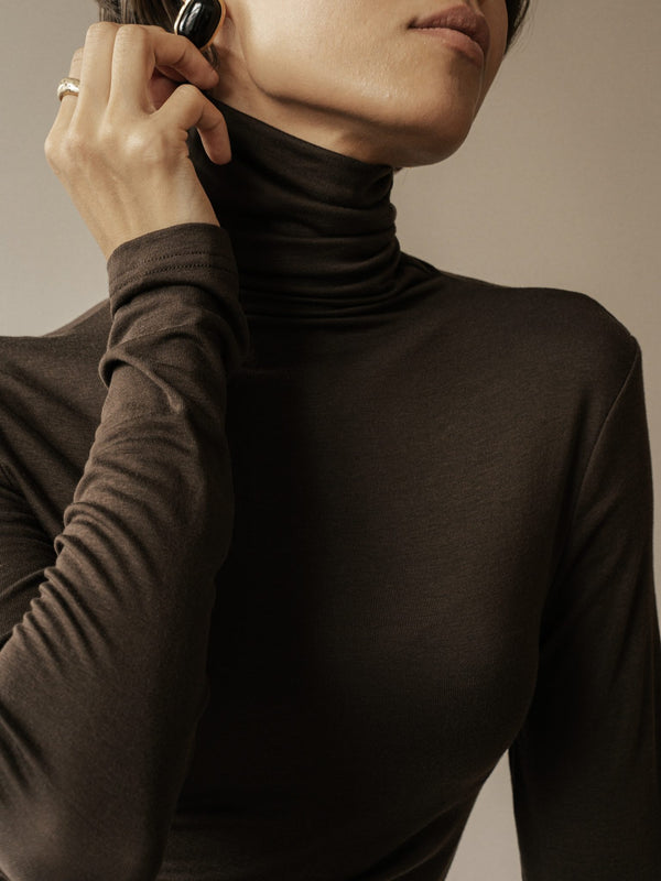 MUSSONY Lyocell Turtleneck in Brown — fitted turtleneck in 95% lyocell, look 8