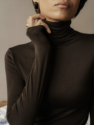 MUSSONY Lyocell Turtleneck in Brown — fitted turtleneck in 95% lyocell, look 4