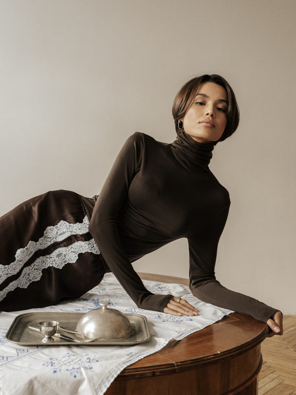 MUSSONY Lyocell Turtleneck in Brown — fitted turtleneck in 95% lyocell, look 1