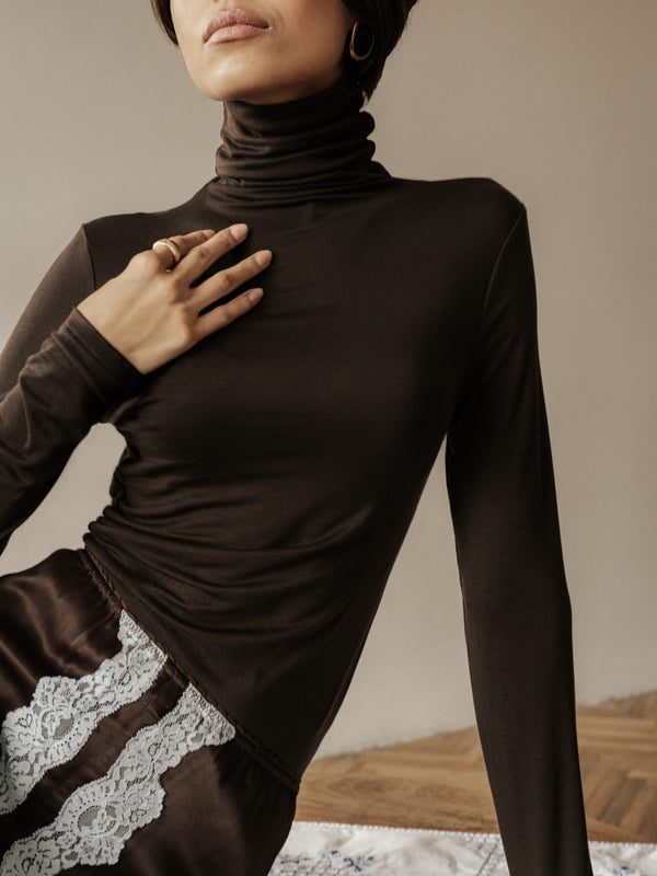 MUSSONY Lyocell Turtleneck in Brown — fitted turtleneck in 95% lyocell, look 2