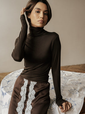 MUSSONY Lyocell Turtleneck in Brown — fitted turtleneck in 95% lyocell, look 3